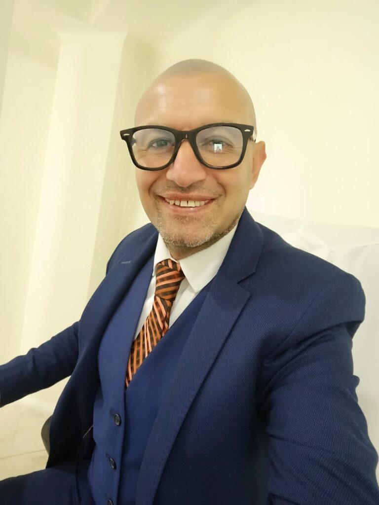 Profesionales revisando documentos del SG-SST y evaluación psicosocial en Bogotá